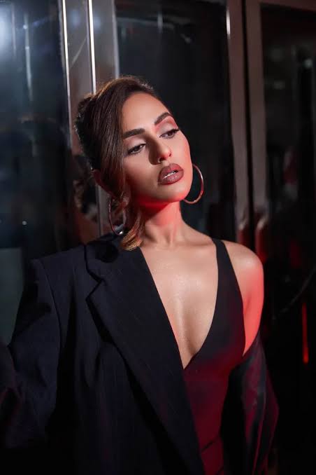 বিতর্কের পর সাহসী লুকে ফারিয়া