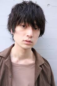 男性心理 気になる彼はどんな人 髪型で読み取る 前髪が長い男子 の特徴 bangs バングス メンズ ヘアスタイル スタイリスト 人気のヘアスタイル
