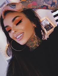 Kimberly Hendrick's Instagram, Twitter & Facebook