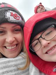 Leslie Scholl (@shakemelikemnky)