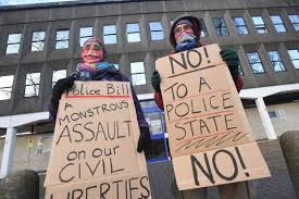 Police and protesters have clashed in the city of bristol in southwest england at a demonstration dubbed 'kill the bill', in reference to the attempts to stop the government's proposed law which would give police and the home secretary increased powers to stop protests. G0lniugihwgk4m