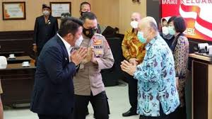 Kader pan yang kini duduk sebagai anggota dewan perwakilan rakyat (dpr) aceh , bernama asrizal h asnawi ini menyeret jokowi ke rana hukum karena sang presiden dianggap melakukan perbuatan melawan hukum terkait pengelolaan blok migas di aceh. Sosok Akidi Tio Kasih Sumbangan Rp 2 Triliun Untuk Penanganan Covid 19 Suara Bekaci