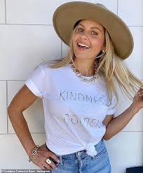 Candace cameron bure just clapped back at trolls who criticized her family photo. Candace Cameron Claps Back At Haters Who Criticized Her Family Photo In Celebration Of New Year Daily Mail Online