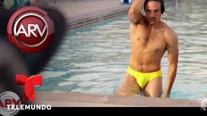 Con esta canción el cantante nuevamente logró posicionarse como uno de los artistas más exitosos del momento ya que en cuestión de horas este tema llegó a. Eugenio Derbez Hablo De How To Be A Latin Lover Al Rojo Vivo Telemundo Youtube