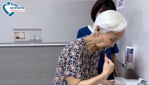Điều dưỡng viên hỗ trợ người cao tuổi vệ sinh cá nhân tại Nhân Ái - Nhân Ái