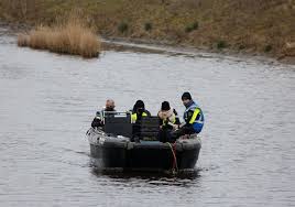 De politie zocht in de buurt van de zwinbrug en is uitgerukt met diverse specialisten, een boot, politiehonden en een politiehelikopter. Cxwzfxy5lbeg5m