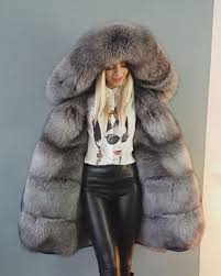 Pin By Alicia Mercedes Desch On Outerwear Fur Fashion Fur Street Style Fur