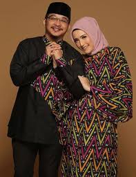 Meski masih harus di rumah aja karena pandemik tapi tetap harus tampil kece ya. Dari Blazer Hingga Abaya Ini 3 Model Baju Sarimbit Ala Artis Yang Cocok Untuk Lebaran Semua Halaman Nova