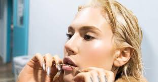 Η μεγάλη στιγμή που όλοι περιμέναμε έφτασε, καθώς μετά από ένα χρόνο απουσίας ο διαγωνισμός της eurovision επέστρεψε το βράδυ της τρίτης 18 μάϊου με τον α' ημιτελικό. Elena Tsagkrinoy Olo To Binteo Klip Toy Tragoydioy Poy 8a Ekproswphsei Thn Kypro Sthn Eurovision Coffee Vibes Magazine