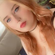 Sara Bloss's Instagram, Twitter & Facebook