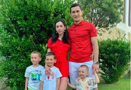Ярмоленко рассказал, чем закончился его конфликт со степаненко. Semya Stepanenko Na Otdyhe S Alligatorami V Ssha Smotret Foto Telekanal Futbol