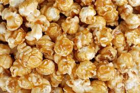 Popcorn Au Caramel Et Aux Amandes Recettesduqc Collation Tailgate Caramel Corn Recipes Halloween Candy Recipes Candy Popcorn