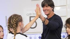 Die beiden verstehen sich trotzdem gut, geschieden sind sie nicht. Jogi Low Trifft Seine Jungsten Fans Im Berliner Nivea Haus Cossma