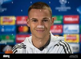 Glasgow, UK. 30th Oct, 2017. FC Bayern Munich's mascot "Berni" (R) and  Hoopy the Huddle Hound of Celtic Glasgow can be seen in front of Celtic  Park in Glasgow, Scotland, 30 October