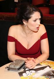 Tereza kostková byla po mnoho let moderátorkou oblíbeného pořadu stardance a příští ročník nebude výjimkou. Tereza Kostkova A Jeji Hluboky Dekolt Na Hlidani Svych Vnad By Potrebovala Ochranku