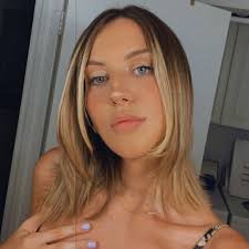 Jane Rauh's Instagram, Twitter & Facebook