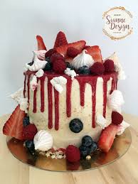 Layer Cake Mascarpone Vanille Fraises Decor Coulis Framboise Fruits Rouges Meringues Cake Design Drip Cake Idee Gateau Drip Cakes Cake Design