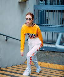 The correct one is lesung pipit not lesung pipi which means dimple. Fab Fashion Poses Fashionposes Fashion Streetwear Fashion Tumblr Outfits