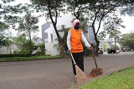 Pasalnya masih banyak para pencari kerja yang tidak mengetahui bagaimana cara mengirimkan lamaran lewat email dengan. Cara Melamar Di Sapu Jalanan Semarang Kisah Tukang Sapu Belajar Hidup Dari Daun Dan Uang Rp 35 Ribu Merdeka Com Apa Yang Harus Dilakukan Setelah Melamar Kerja Melalui Email Picturesque