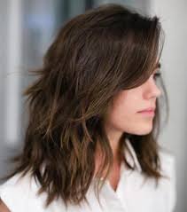 Femme coiffure carré court, image tendance coiffure 2020 femme moderne, chemise blanche, veste beige, rouge à lèvre qui souligne les lèvres. Tendance Coiffure 27 Des Plus Belles Coupes Mi Longues Femme 2020