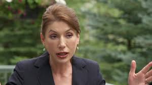 Kjo është Laura Mersini (Houghton), një kozmologe shqiptaro-amerikane,  shkencëtare e fizikës teorike dhe profesore në Universitetin e Karolinës së  Veriut në Chapel Hill (UNC)., Mersini mori diplomën ...