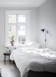You can brighten up your bedroom with a clean, neutral white or create a cozy, welcoming vibe with a more traditional warm white. White Living Space Coco Lapine Design Sovevaerelsesideer Sovevaerelsesindretning Hjem