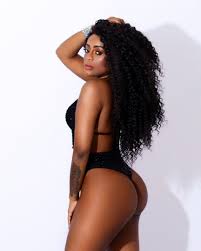 Cariúcha, a Garota da Laje, posa sexy nas redes e ousa na matemática:  Avião tem 5 letras e eu também - GQ | Musa