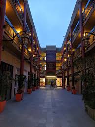 While the entrance is on a busy thoroughfare, the rooms are not exposed to noise. Best Western Plus Dragon Gate Inn Los Angeles 30364048 Oc Architect Unknown Building Architecture Design Photo Best Western Architect Best Western Hotel