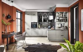 Klassische perlgraue küche mit vitrinen und einer feinen steinplatte ballingsl… Lotus Pearl Grey From Hacker A Timeless Beauty In Gray With Dark Accents