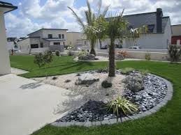 494652 Jardin Design Et Contemporain Massif Vegetal Avec Palmier Jpg 640 480 Jardin Exterieur Decoration Jardin Exterieur Jardins
