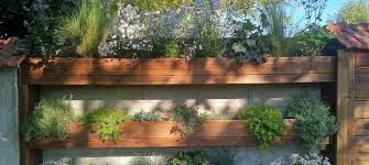 Comment fabriquer son salon de jardin en palettes en bois. Fabriquer Un Mur Vegetal Exterieur L Atelier Par Brico Prive