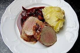 Gekrautertes Schweinefilet Im Speckmantel Mit Pflaumensauce Schweinefilet Im Speckmantel Schweinefilet Schweine Filet