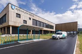 Byens sentrum ligger ved nordøstsiden av beitstadfjorden, en skole/utdanning. Steinkjerbygg