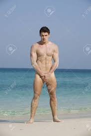 Un jeune homme marche le long d'une belle plage par une journée venteuse portant ses chaussures dans ses mains. Hommes Nus Sur La Plage Eliteconsversni Over Blog Com