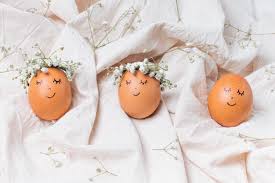 Offrez ce ravissant duo composé d'une jolie bonbonnière en verre garnie de savoureux petits oeufs de pâques, aux multiples saveurs : Rangee D Oeufs De Paques Avec Des Couronnes De Fleurs Decoratives Entre Textile Photo Gratuite