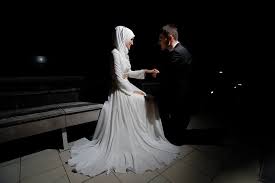 Meskipun hanya di dalam ruangan, namun tidak berarti pose dan konsepnya hanya. 28 Prewedding Muslim Beach Ideas Muslim Couples Muslim Wedding Cute Muslim Couples