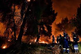 Σε εξέλιξη η φωτιά στην αργολίδα σχεδόν 50 πυρκαγιές σε 24 ώρες σε όλη την ελλάδα για την κατάσβεσή τους, επιχείρησαν συνολικά 919 πυροσβέστες με 352 οχήματα. Fwtia Ston Sxino Korin8ias Oi Floges Perikyklwsan Spitia Ekkenw8hkan Oikismoi Ews Thn A8hna Eftasan Staxtes Kai Kapnoi Ellada Iefimerida Gr