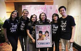 Jun 16, 2021 · di tahun yang sama, ia didapuk menjadi pemeran utama dua garis biru dan tampil di film habibie & ainun 3. Dua Garis Biru Tembus Satu Juta Penonton