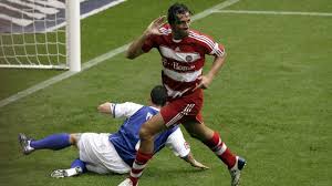 Luca toni ist ein ehemaliger fußballspieler aus италия. Bundesliga Memorable Debuts Luca Toni Romps To The Title