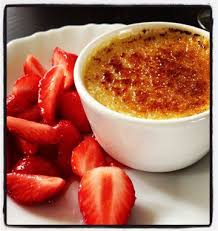 Cremes Brulees A La Fleur D Oranger Et Salade De Fraises Recette Recettes De Cuisine Salade De Fraises Creme Brulee