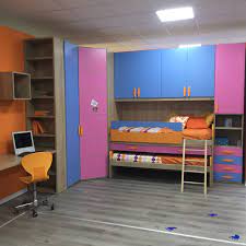 Il ponte ad angolo rappresenta la soluzione perfetta per sfruttare due pareti ad armadio, senza dimenticarsi del letto. Cameretta A Ponte Con Cabina Armadio Letto Semi Elevato Mondo Camerette