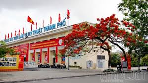 Khách sạn hoa phượng đỏ tọa lạc tại bãi biển thùy vân (bãi sau), một trong những bãi biển đẹp nhất việt nam. Khi Hoa PhÆ°á»£ng Nhuá»m Ä'á» Phá»' PhÆ°á»ng Háº£i Phong