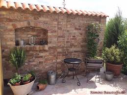 Mauer Aus Klinker Mit Angedeutetem Fenster Steinmauer Garten Gartenmauern Steinwand Garten