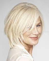 Luxe coiffure femme courte 2018 cheuveux de l automne hiver 2019 2020. Femme 50 Ans Naturally White Silver Grey Hair Coiffures Moyennes De Plus De 50 Ans Coupe De Cheveux En Couches De Longueur Moyenne Magazine Moms Inspiration Pour