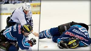 / eishockey ist ein typischer saisonsport. Eishockey Brutal Hamburger Schlagt Gegner Sechs Zahne Aus Sport Bild De
