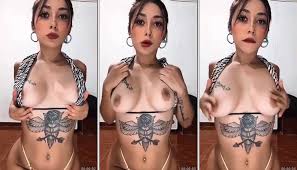 Paola Maldonado moreninha tatuada se exibindo pra camera balançando e  alisando peitinhos lindos - Xvideos Only