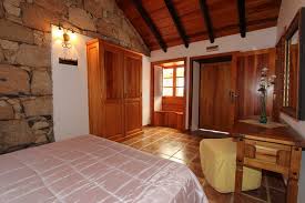 Techos de madera, suelo de parque en dos de las habitaciones. Casa De Madera Tenerife En Granadilla De Abona Compania Teneriffa2000 Sig U Scharnitzky