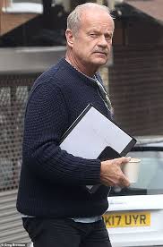 The hollywood legend joined eamonn and ruth to discuss his new legal drama proven kelsey grammer: Kelsey Grammer Is Seen Clutching A Frasier Script In London Daily Mail Online