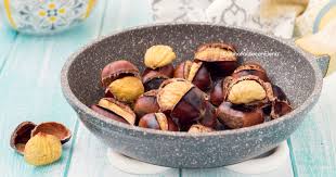 Chiuse in un riccio spinoso, le castagne hanno una forma tondeggiante, piatta da un lato. Castagne In Padella Senza Buchi Veloci E Morbide
