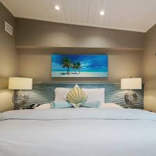 Durante a estadia no orchid key inn, os visitantes podem conferir key west lighthouse and keeper's quarters museum (0,1 km) e saint mary star of the sea (0,5 km), que são algumas das principais. Orchid Key Inn Craft Bar Key West S Finest